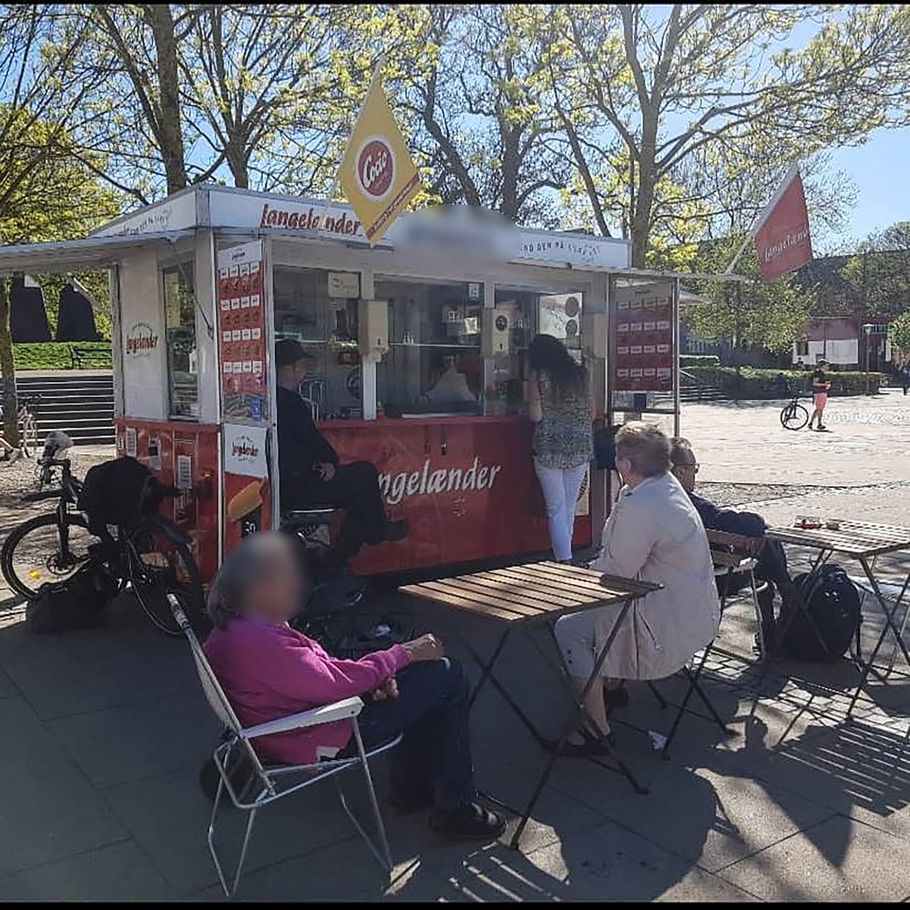 Pølsedame lukker Indvandrerdrenge chikanerer mig billede