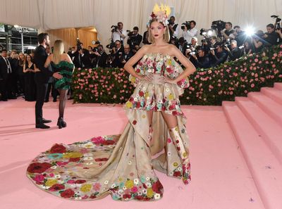 Korrupt klodset gave Se verdens vildeste kjoler: Lady Gaga smed sin – Ekstra Bladet