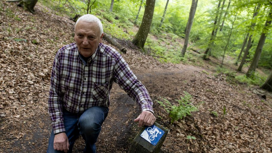 Henning Olesen, 72, deler skoven i Lundby Bakker med et stort antal mountainbikeryttere. Og det er ikke i orden, da skoven er fredet, mener han. Foto: René Schütze