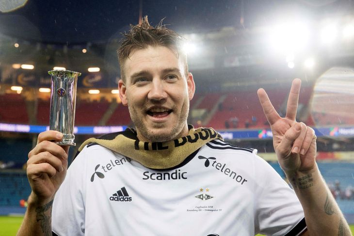 Nicklas Bendtner smilede og var glad, efter han havde scoret to mål i pokalfinalesejren på 4-1 over Strømgodset. Foto: NTB Scanpix