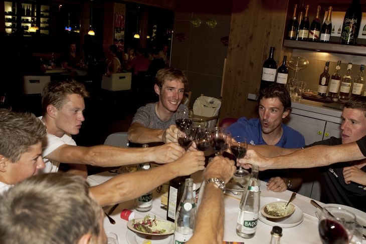 Matti Breschel i en hyggelig stund med Andy Schleck og de øvrige holdkammerater under Tour de France i 2010. Foto: Ole Steen