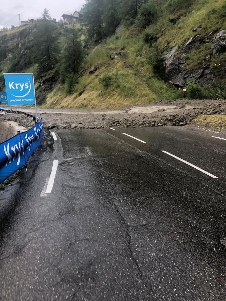 Et voldsomt regnvejr afstedkom et massivt jordskred, der blokerede vejen mod Tignes, så 19. etape blev stoppet. Foto: Cycling Podcast
