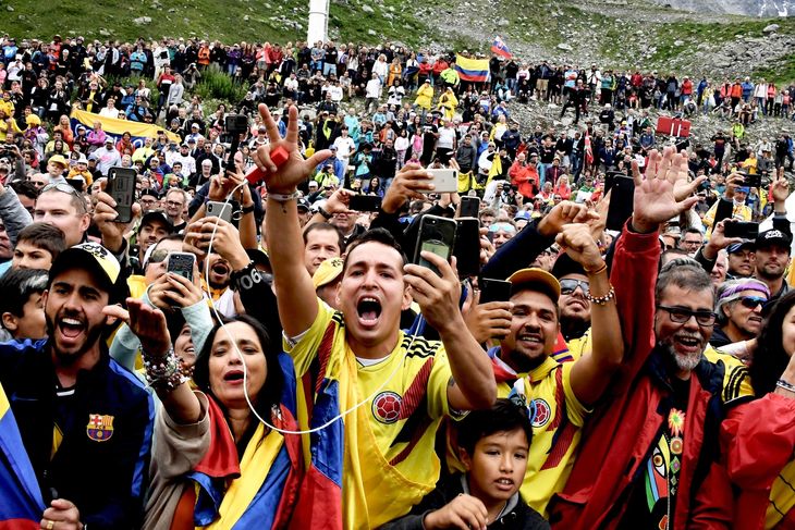 colombianere i massevis var valfartet til Frankrig for at fejre deres helte. Foto: Jeff Pachoud/AFP/Ritzau Scanpix