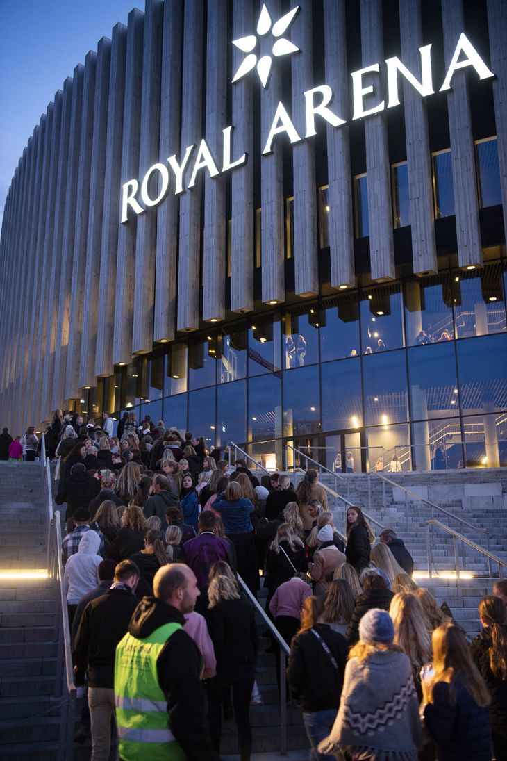 Køen glider som smurt foran Royal Arena, hvor fans er ved at indfinde sig til den udsolgte koncert. Foto: Anthon Unger