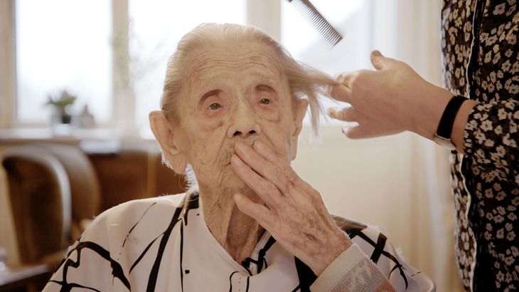 111-årige Karla nyder dagligt en cerut derhjemme. Tidligere i år deltog hun i DR-programmet 'I Danmark er jeg født. Foto: DR