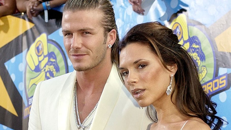 Victoria Beckham ses her sammen med sin ægtemand David Beckham for 17 år siden i 2003. Dengang hvilede alles øjne på hende, og det gør de stadig. Foto: AP