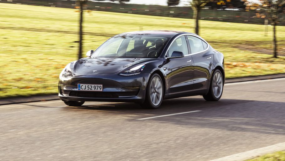 Tesla Model 3 er ikke den billigste elbil på markedet. Men bilen udgør en samlet god pakke med en fin rækkevidde til en rimelig pris. Foto: Lars Krogsgaard