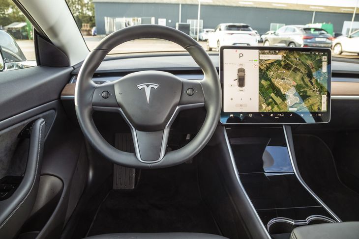 Interiøret i Tesla Model 3 er domineret af en storskærm, som giver et godt overblik. Det meste betjening foregår fra denne, og menuerne kan godt være besværlige at finde rundt i. Foto: Lars Krogsgaard