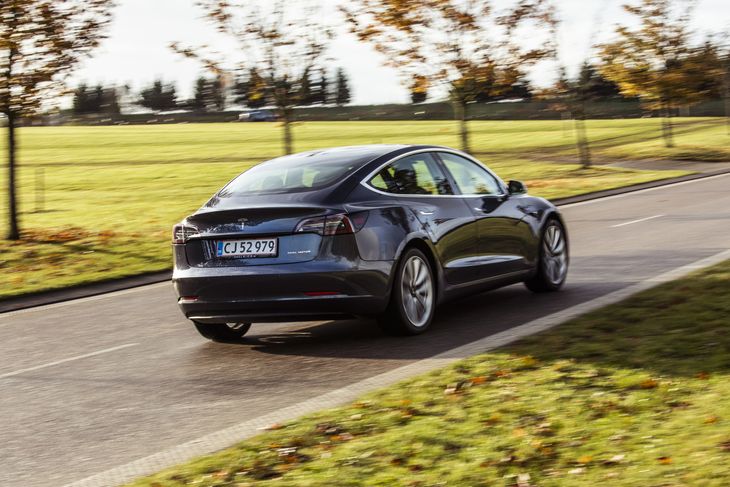Tesla Model 3 er den mest velkørende elbil i prisklassen under 400.000 kr. Pladsen er dog ikke overvældende. Foto: Foto: Lars Krogsgaard