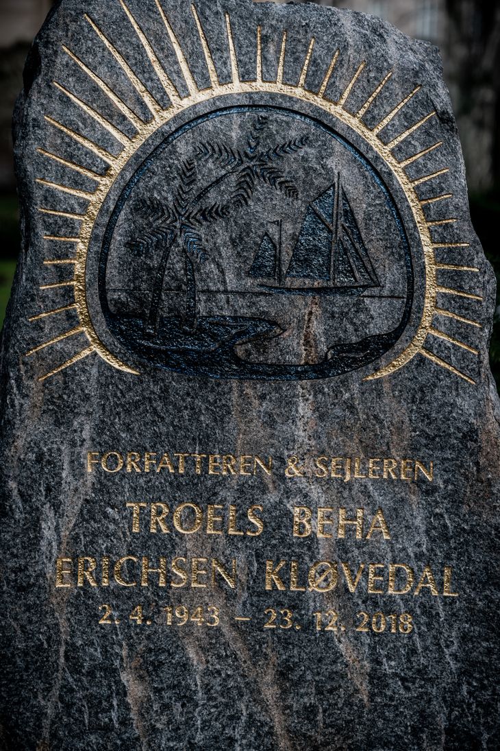 Det er en meget personlig gravsten med et stempel, der stammer fra en af Troels Kløvedals mange rejser. Foto: Aleksander Klug