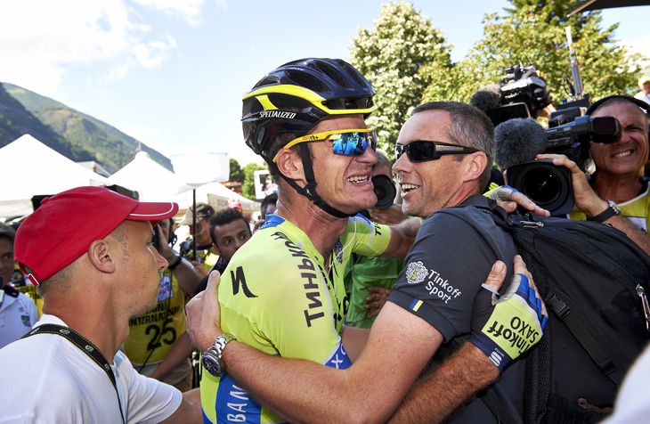 Piet de Moor lykønsker australieren Michael Rogers med en etapesejr for Team Tinkoff-Saxo i 2014. Foto: Claus Bonnerup / Ritzau Scanpix
