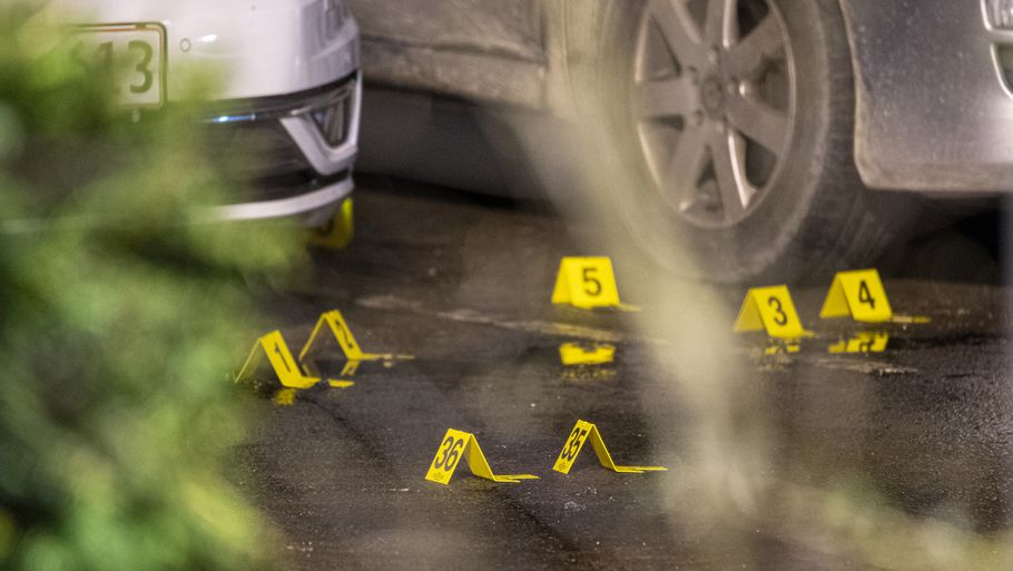 Politiets markeringer af skud og tomme patronhylstre på gerningssstedet på et parkeringsareal i boligkvarteret Ellemarken i Køge. Nu er der foretaget anholdelser og rejst sigtelser i skudsagerne i den sjællandske kystby. Fot0: Kenneth Meyer