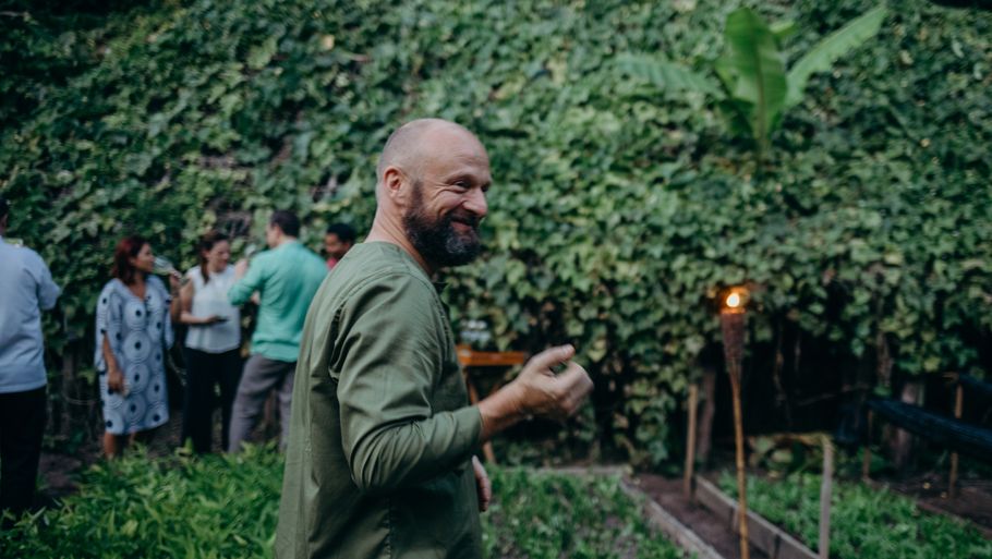 Den danske kok Carsten Kyster sender sine gæster på sanse- og smagsopdagelse i haven, inden de sætter sig til bords til en seksretters plantebaseret menu i Maldiverne. Privatoto