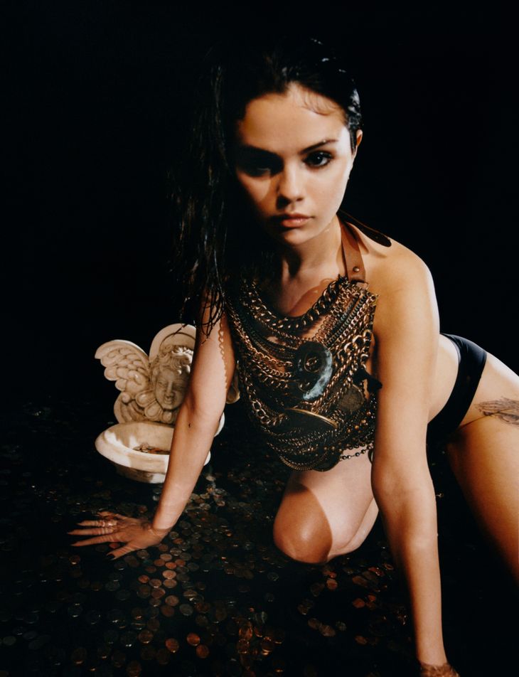 Selena præsenterer her et meget eksotisk look. Foto: Brianna Capozzi/Dazed Magazine