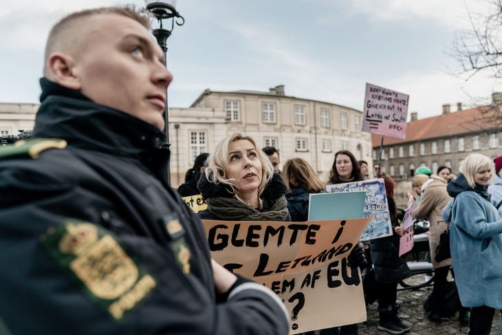 Op mod 30 mennesker demonstrerede tirsdag for Kristine Misane bagved Christiansborg og foran Rigsadvokaten. Foto: Aleksander Klug