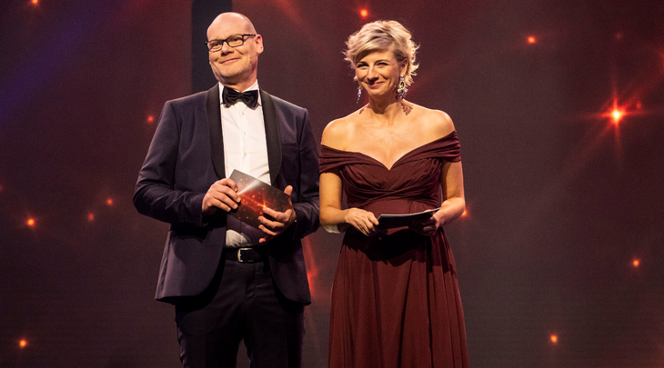 Louise Wolff med Andreas Bo. TV2-værtens kjole fra jul blev genbrugt til årets Oscar-fest. Foto: Per Arnesen/TV2