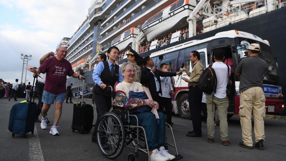 Passagerne blev modtaget af premierministeren i Cambodja. Foto: TANG CHHIN SOTHY/Ritzau Scanpix