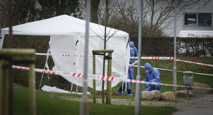 Et telt er slået op og kriminalteknikere arbejder på stedet. Foto: Anders Brohus