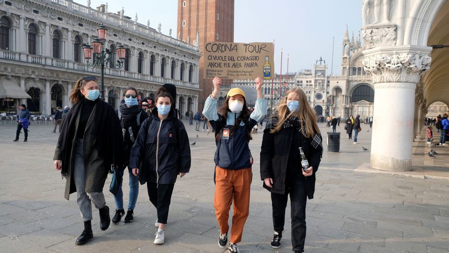 Turister med ansigtmasker på Markuspladsen i Venedig efter at have deltaget i den sidste del af byens berømte karneval. 