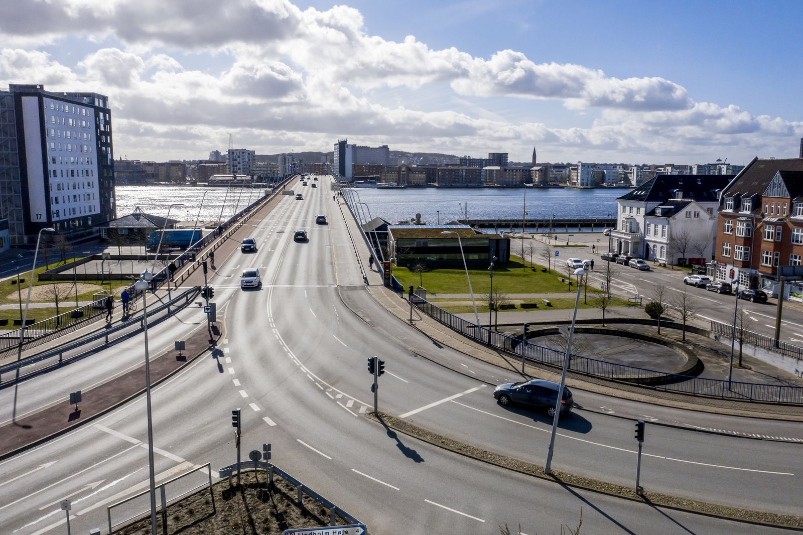 Limfjordsbroen og området omkring er normalt et, Ekstra Bladet ofte skriver om, fordi der er tæt trafik og risiko for uheld. Men der er langt mellem bilerne i disse tider. Foto: René Schütze