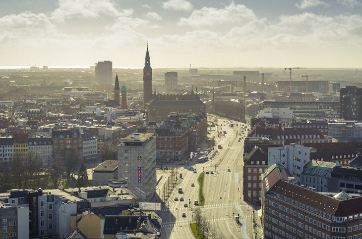 Langt de fleste danskere lytter til myndighedernes råd om at blive hjemme, og ellers har politiet bødeblokkene klar. Her er vi over København. Foto: Rune Johansen/DroneRune