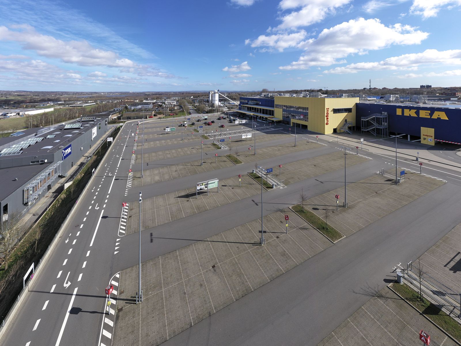Ikea holder alle varehuse lukket. Parkeringspladsen her foran butikken i Skejby plejer at være propfyldt. Foto: Claus Bonnerup