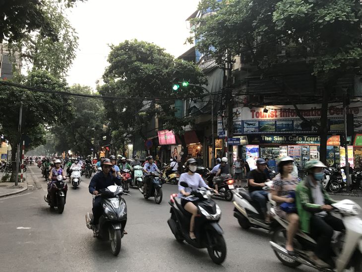 Et inferno af scootere er fast inventar i Hanoi, men man vænner sig hurtigt til larmen, og hvordan man krydser gaden sikkert. Foto: Peder Nederland