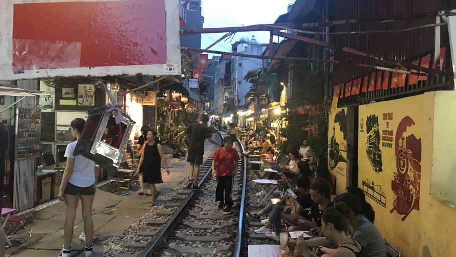 Den såkaldte jernbanegade var en af Hanois turistattraktioner. Nu har myndighederne lukket den af hensyn til sikkerheden. Foto: Peder Nederland