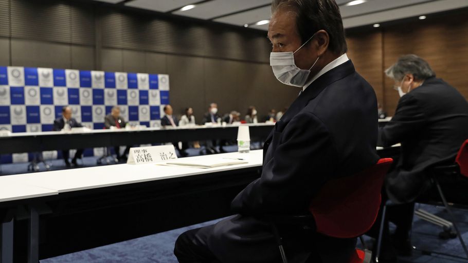 Haruyuki Takahashi med mundbind, vil på sit dødsleje fortælle hvad han brugte de 56 millioner til. Foto: AP/Ritzau Scanpix