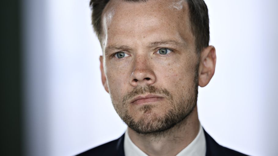 Peter Hummelgaard udtaler over for Ekstra Bladet, at regeringen arbejder på tiltag, der skal sikre, at der ikke bliver 'bragt nye smittekilder ind i Danmark'. Foto: Philip Davali