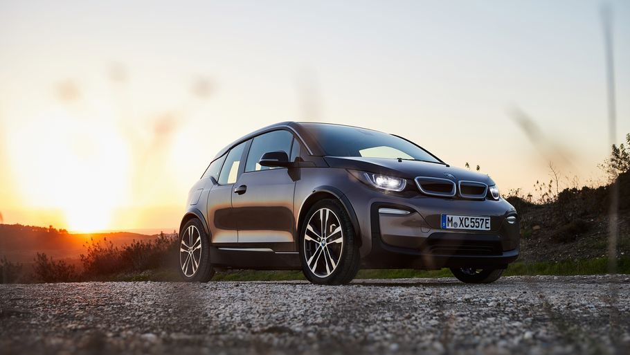 BMW i3 er en af de mest udbredte brugte elbiler. Det bedste køb er en nyere model af 2. generation med det største batteri og varmepumpe. Foto: BMW
