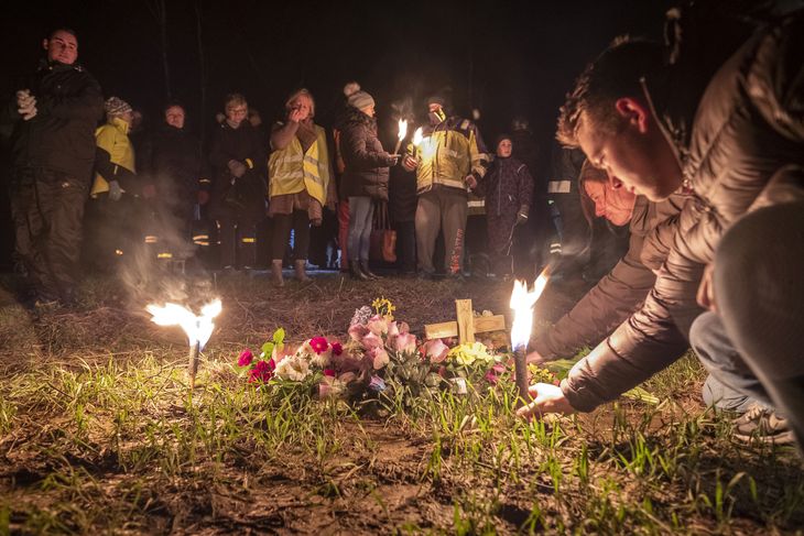 En uge efter ulykken arrangerede borgerne i Asnæs et fakkeltog til ære for den afdøde kvinde og hendes familie. Foto: Per Rasmussen