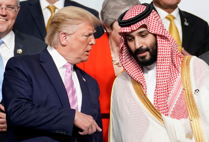 USA's præsident, Donald Trump, taler med den saudiske kronprins til et topmøde i Japan i 2019. Foto: REUTERS/Kevin Lamarque