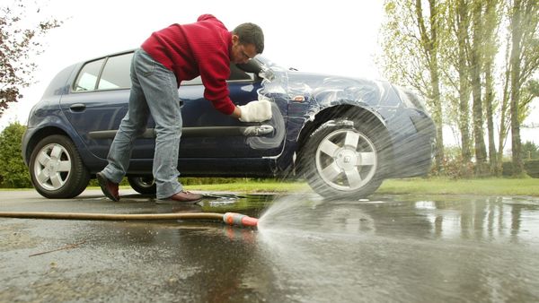 stå på række sfære Predictor Må du lovligt vaske bil i indkørslen eller på villavej? – Ekstra Bladet