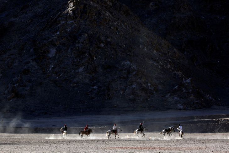 Lokalbefolkningen spiller polo ved Leh, som er den største by i Ladakh ved de indiske Himalayabjerge. Foto: Cathal McNaughton/Ritzau Scanpix