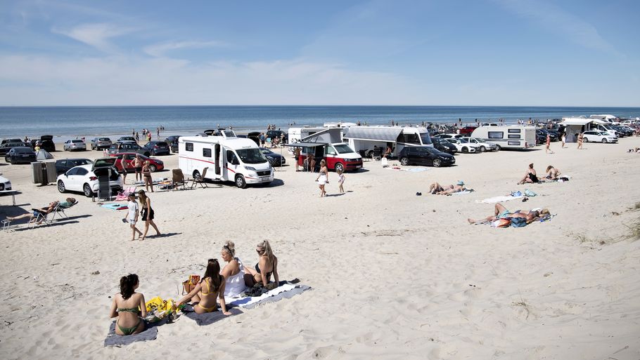 Sommeren nærmer sig og stranden kalder, men der kan være andre gode måder at bruge feriepengene på, hvis vi er så heldige at få dem udbetalt. Arkivfoto: Anita Graversen