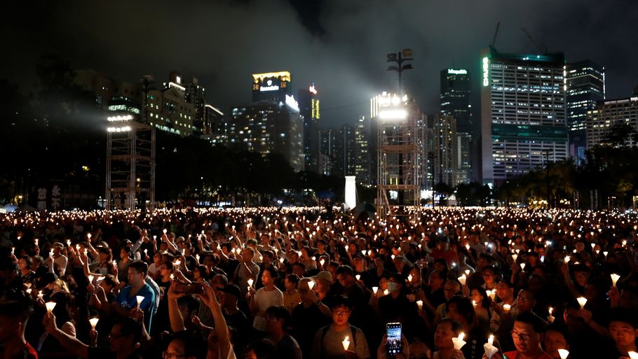 Myndighederne i Hongkong har med henvisning til coronavirus forhindret en markering af årsdagen for det kinesiske militærs nedkæmpelse af ubevæbnede, prodemokratiske studenter på Den Himmelske Freds Plads i Beijing natten til 4. juni 1989. Sidste år blev markeringen af 30-årsdagen for nedkæmpelsen af den prodemokratiske opstand i Beijing i 1989 markeret meget stærkt i Hongkong. Arkivfoto: Tyrone Siu/Reuters