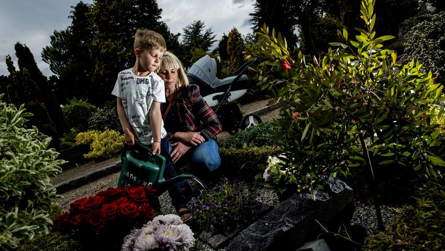 Louise Maagaard og sønnen Marius besøger Henrik Sandbergs grav. Henrik døde pludseligt sidste sommer, mens Louise var gravid med deres andet barn. Foto: René Schütze.