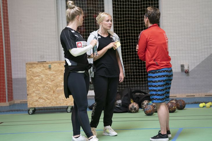 Lotte Grigel (i midten) mødte ind i landsholdslejren, men måtte ikke træne med. Her i selskab med Sarah Iversen (tv) og landsholdets fysiske træner Line Hovgaard. Foto: Claus Fisker/Ritzau Scanpix
