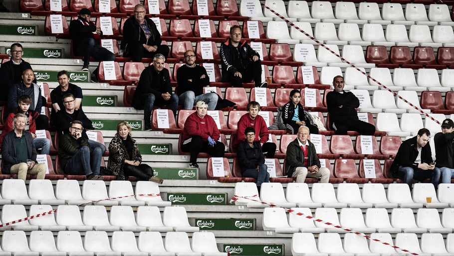 Tirsdag aften var der i Vejle igen tilskuere på stadion, og i den kommende runde kan Superliga-klubberne også lukke tilskuere ind. Men hvem skal have de få billetter? Foto: Mette Mørk/Ritzau Scanpix