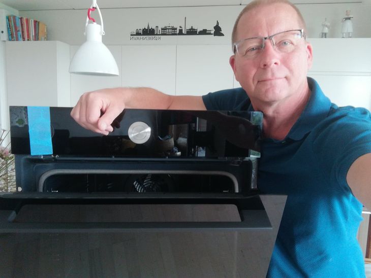 Steen har endelig modtaget den 'forbandede' ovn, som konen så sig lun på for et par måneder siden. Privatfoto
