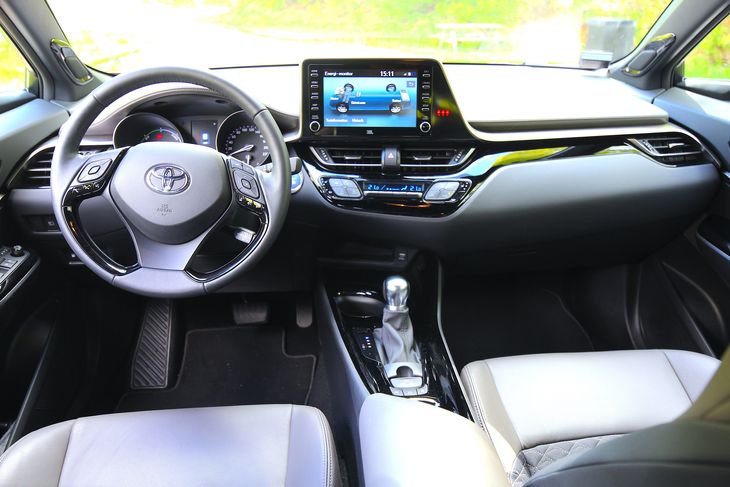 I kabinen er det Toyota, som vi kender det.Man kan godt savne lidt farver. Foto: Niels Friis