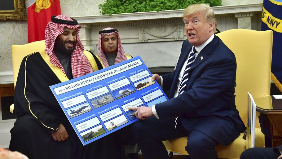 Mohamed Bin Salman under et besøg i Det Hvide Hus i 2018, hvor han diskuterede køb af våben med præsident Trump. Foto: Kevin Dietsch/picture-alliance/dpa/AP Images.