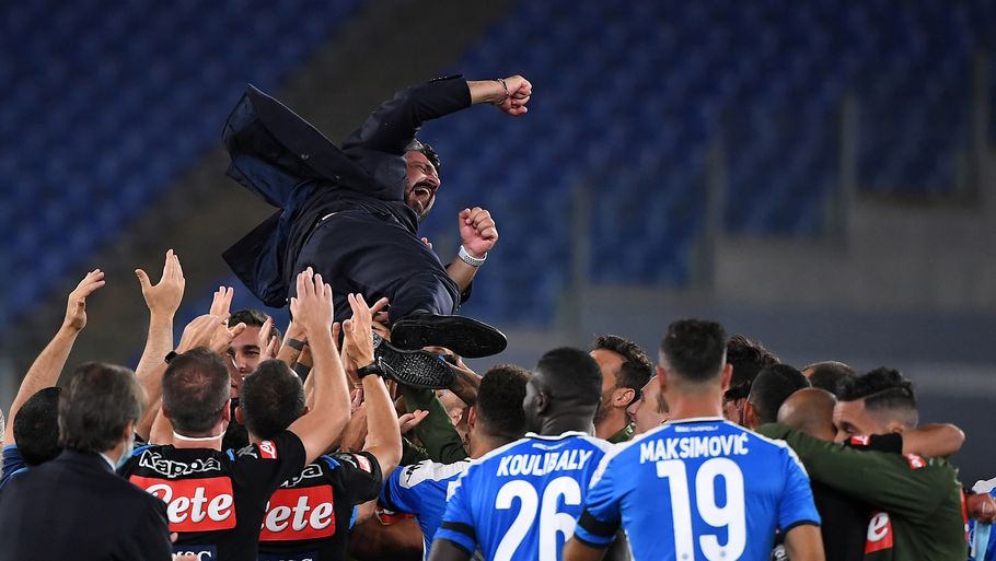 Napoli-spillerne gav cheftræner Gennaro Gattuso den obligatoriske lufttur efter den dramatiske finale. Foto: Ritzau Scanpix