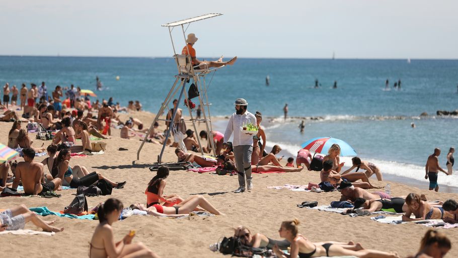 Danske turister må gerne rejse en tur til Spanien om ni dage. Sådan så stranden i Barcelona ud igår. Foto: Ritzau Scanpix