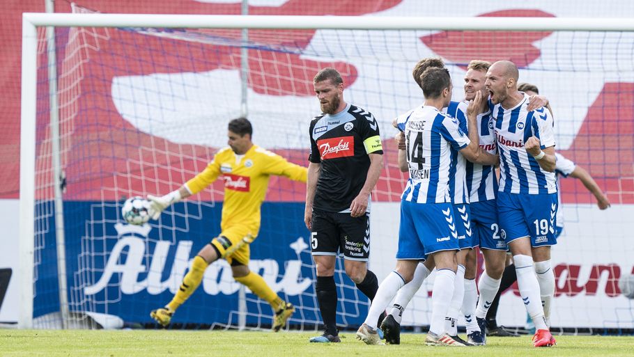 OB-spillere i jubelklynge efter Troels Kløves scoring til 2-0. Foto: Claus Fisker/Ritzau Scanpix