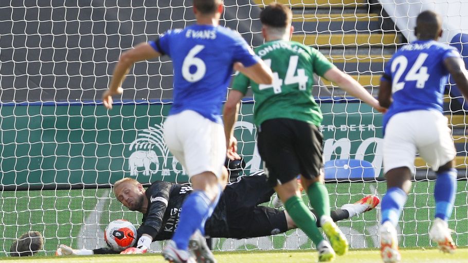 Leicester-målmand Kasper Schmeichel måtte holde Neal Maupays straffespark ude for at sikre et point. Med resultatet bevæger Leicester sig tættere på en plads i Champions League næste sæson. Foto: Darren Staples/Reuters