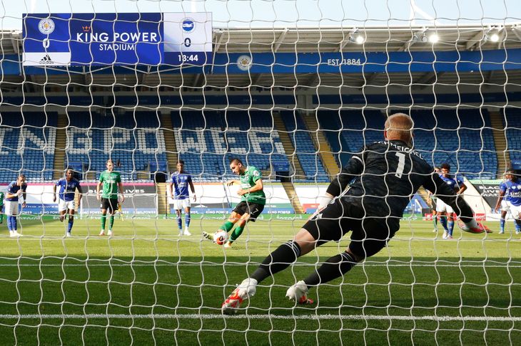 Leicester Citys danske målmand, Kasper Schmeichel, havde luret Brightons Neal Maupay, da denne fik chancen fra straffesparkspletten. Foto: Andrew Boyers/Ritzau Scanpix