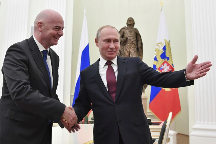 Infantino har et nært forhold til Vladimir Putin. Foto: Yuri Kadobnov/Ritzau Scanpix