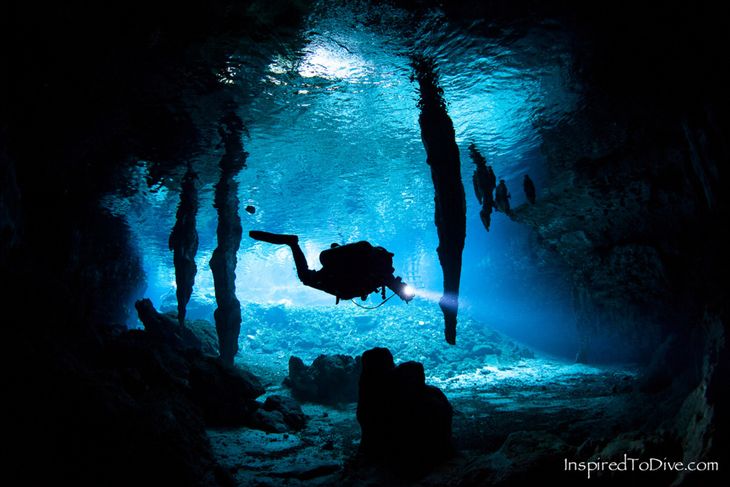 I de nu undersøiske mexicanske grotter har man fundet tegn på, at de har været brugt til at udvinde rødt okker. Foto: Alison Perkins